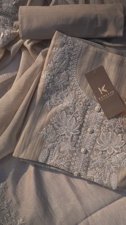 Harnaaz Mul Suit Set